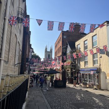 Windsor Castle - City Street - Castles Near Me