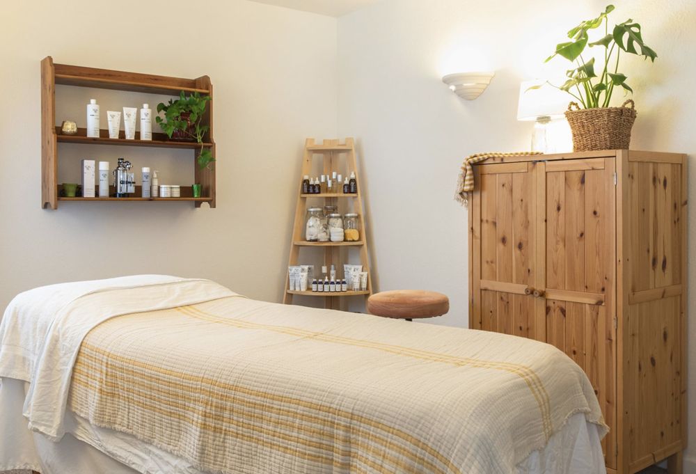 Glow Skin & Body Care Logo