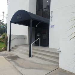 Entrance to the acupuncture place. Note very small sign on door for acupuncture