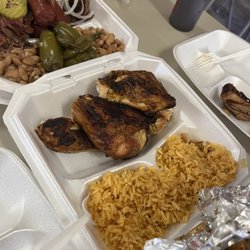 Anacuitas BBQ Smokehouse - Chicken and rice on the botana