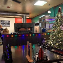 Strong's Brick Oven Pizzeria - Seating area