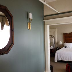 Hotel Boulderado - Passage between bedroom and bathroom