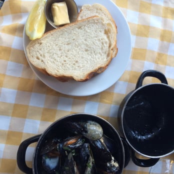 The Fish House - Moules and bread - Seafood Near Me - London, XGL The Fish House - Moules and bread - Seafood Near Me - London, XGL