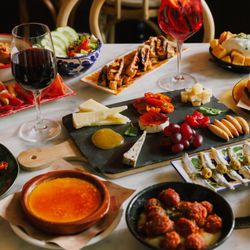 Muchos Más - Tapas jeden Tag