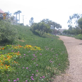 Veterans Parkway - near Live Oak Park in MB - Parks Near Me - Manhattan Beach, California