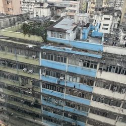 北河街街市及熟食中心 - Contrast from dilapidated private housing in the foreground to newer beautiful public housing in the background