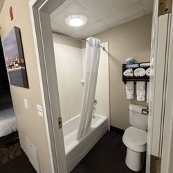 La Quinta Inn by Wyndham Sandusky near Cedar Point - Bathroom