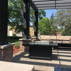 Kew Vineyards - Another shot of the outdoor patio