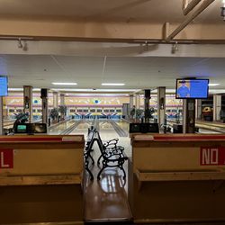 Commodore Lanes & Billiards - Lanes