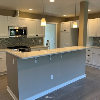 Beach Bear Property Services - a kitchen with island - Painters Near Me - Long Beach, Washington Beach Bear Property Services - a kitchen with island - Painters Near Me - Long Beach, Washington