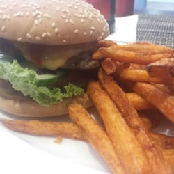 Hafengrill - Chilli-Cheese-Burger im Menu mit Süßkartoffel-Pommes