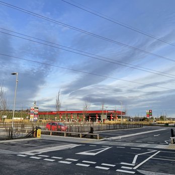 Leeds Skelton Lake Services - Extra - Service Stations Near Me - Leeds, XWY