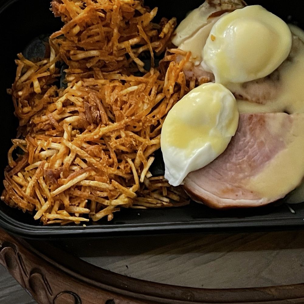 Eggs Benedict w/ham & crispy deep-fried hash browns Eggs Benedict w/ham & crispy deep-fried hash browns