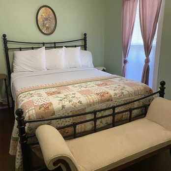 Ozark Country - Hickory Queen Room - Bed & Breakfast Near Me - Mountain View, Arkansas