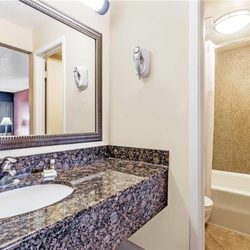 Days Inn by Wyndham Fort Lauderdale-Oakland Park Airport N - Bathroom