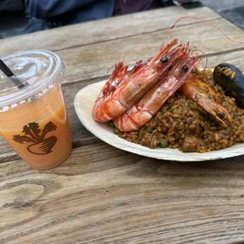 Borough Market - carrot juice and a prawns paella - Farmers Market Near Me - London, XGL Borough Market - carrot juice and a prawns paella - Farmers Market Near Me - London, XGL