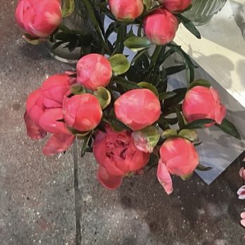 Hardware Coffee - Are those tulips ( two lips) or Roses ? ( Questions in my mind) - Cafes Near Me - San Francisco, California