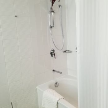 Hilton Vienna Waterfront - Bathroom - Hotels Near Me - Vienna, 9 Hilton Vienna Waterfront - Bathroom - Hotels Near Me - Vienna, 9