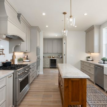 Shook & Waller Construction  -  kitchen with a large island - General Contractors Near Me - Windsor, California