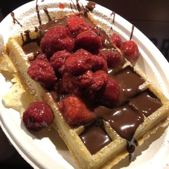 Maison Dandoy - Waffle with strawberries and chocolate sauce - Desserts Near Me - Brussels, BRU Maison Dandoy - Waffle with strawberries and chocolate sauce - Desserts Near Me - Brussels, BRU