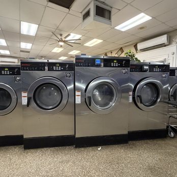 Park Avenue Coin Laundry - Various sizes of washing machines priced at $3.75, $4.74, and $7.25. - Laundromat Near Me - Dothan, Alabama