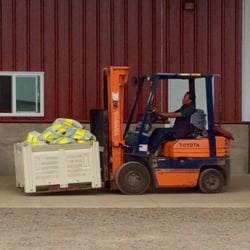 Schlechter Farms - Bringing in the farm fresh, delicious, super sweet corn.