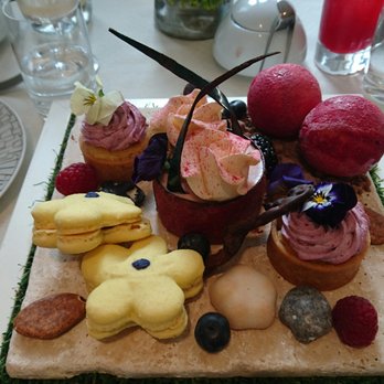 Wellington Lounge - Hotels Near Me - London, XGL