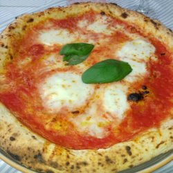 Trattoria Caprese - Pizza Regina con mozzarella di Bufala Campana DOP