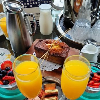 Snug Harbor Inn - Breakfast! - Hotels Near Me - Avalon, California