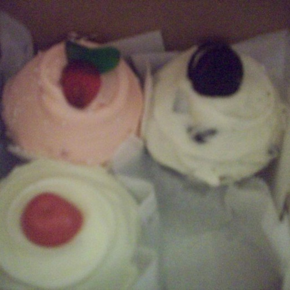 Frosted Cupcakery - Bakeries Near Me - Long Beach, California