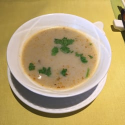 Kokosnuss-Suppe mit Poulet-Fleisch und Pilze