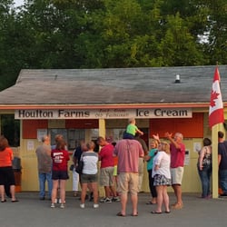 The Yellow House B & B - Nearby ice cream store where I got baby hot fudge sundae with all fresh homemade ice cream!!