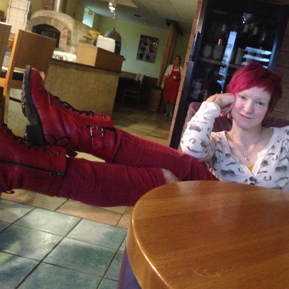 Pizzaria Sharingham - So comfy! Mom and I loved this place! - Pizza Near Me - Brno, JM