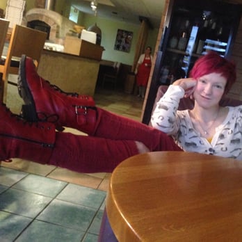 Pizzaria Sharingham - So comfy! Mom and I loved this place! - Pizza Near Me - Brno, JM