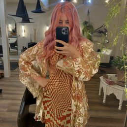 One row of pink invisible bead extensions by Aliena @sodajerkstyling One row of pink invisible bead extensions by Aliena @sodajerkstyling