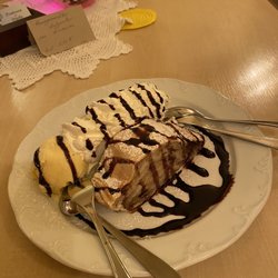 Bratwurst Glöckle - 10,000 Calories:  apple streusel, ice cream, whipped cream and chocolate sauce