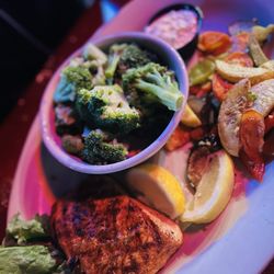 Billygan's Roadhouse - Grilled Salmon w/broccoli and sautéed vegetables... a Weight Watchers dream!!!