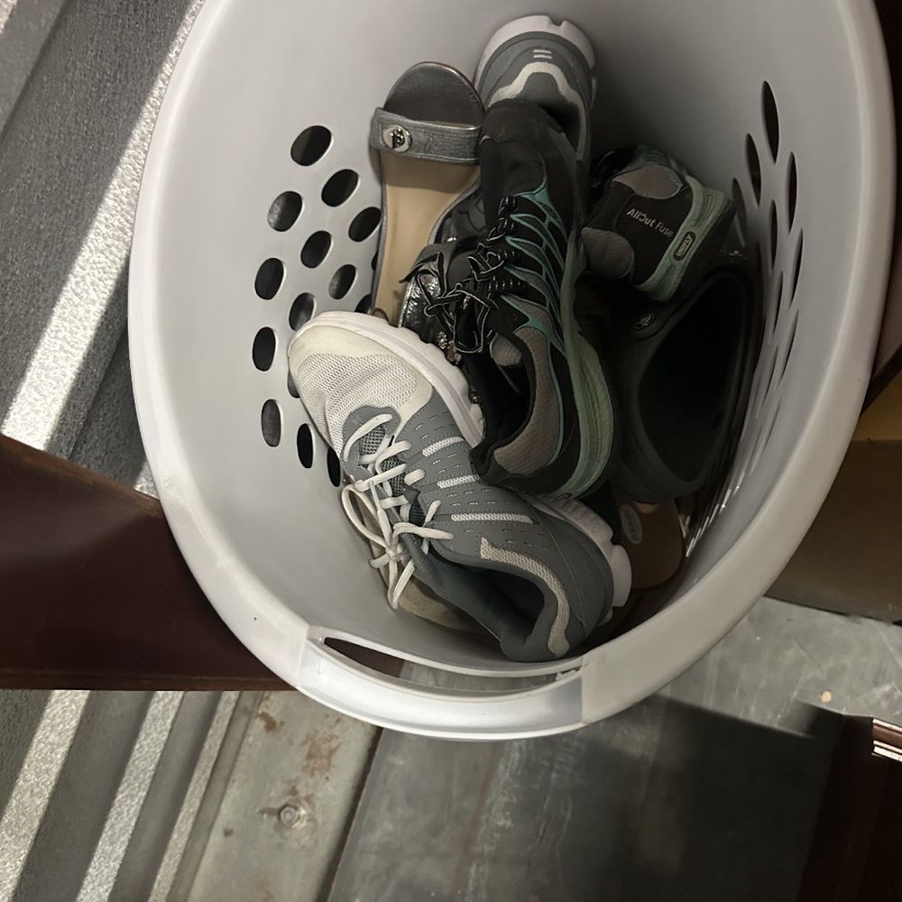 National Van Lines - None of my shoes were packed -just thrown in a laundry basket and thrown on their truck. - Movers Near Me National Van Lines - None of my shoes were packed -just thrown in a laundry basket and thrown on their truck. - Movers Near Me