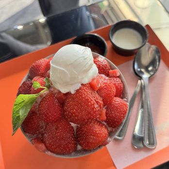 Cafe Upper - Strawberry shaved ice - Cafes Near Me - Los Angeles, California