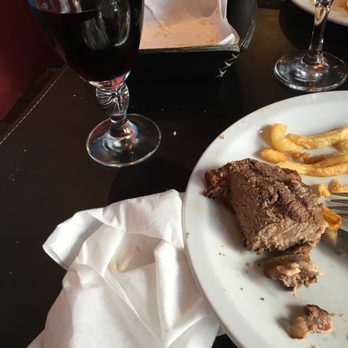 Carmin - La comida no es muy buena, la carne me vino cruda cuando la pedí cocida. el vino me lo trajeron en una copa de cerveza y estaba sucio. - Argentine Near Me - Buenos Aires, C