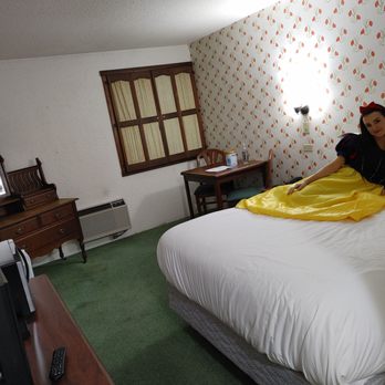 Auld Holland Inn - Hotels Near Me - Oak Harbor, Washington