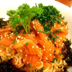 Sushi-Bar Ajumma - Bibimmen de salmón - plato de fideos fríos ligeramente picante