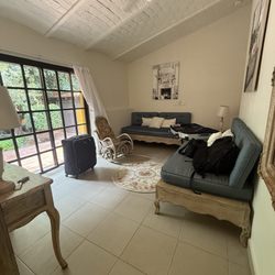 Hotel Quinta San Carlos - Loved this small lounge space. Large enough to pack our suitcases.