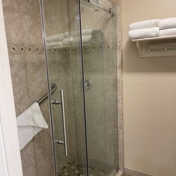 Cambria Pines Lodge - Bathroom - Hotels Near Me - Cambria, California Cambria Pines Lodge - Bathroom - Hotels Near Me - Cambria, California