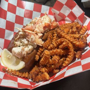 Yankee Lobster - Traditional Lobster Roll - Seafood Markets Near Me - Boston, Massachusetts Yankee Lobster - Traditional Lobster Roll - Seafood Markets Near Me - Boston, Massachusetts