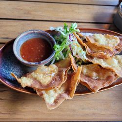Papa Nô - Vorspeise: gefüllte Teigtaschen mit Salat und Süßer Chillisoße