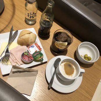 Sala VIP Aena, Plaza Mayor - Great assortment of goodies-to include wine, beer and spirits. - Airport Lounges Near Me - Madrid, M