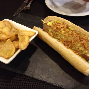 La Perla Negra - #bocaTAperfecto: kefta de ternasco con salsa de curry, piña y queso y cebolla deshidratada. Patatas dip con salsa - Bars Near Me - Zaragoza, Z