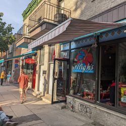 La Khaïma - View from the outside. No patio, but there is some seating windowside.