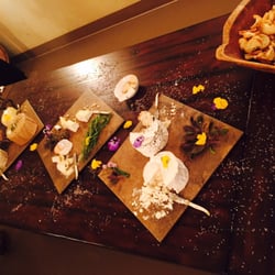 A Great Oregon Wine Tour - Bread and cheese spread!